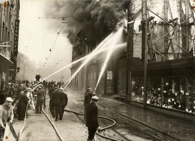 97349 Afbeelding van de bluswerkzaamheden bij de brand in de Galeries Modernes (Lange Viestraat 2-10) te Utrecht.